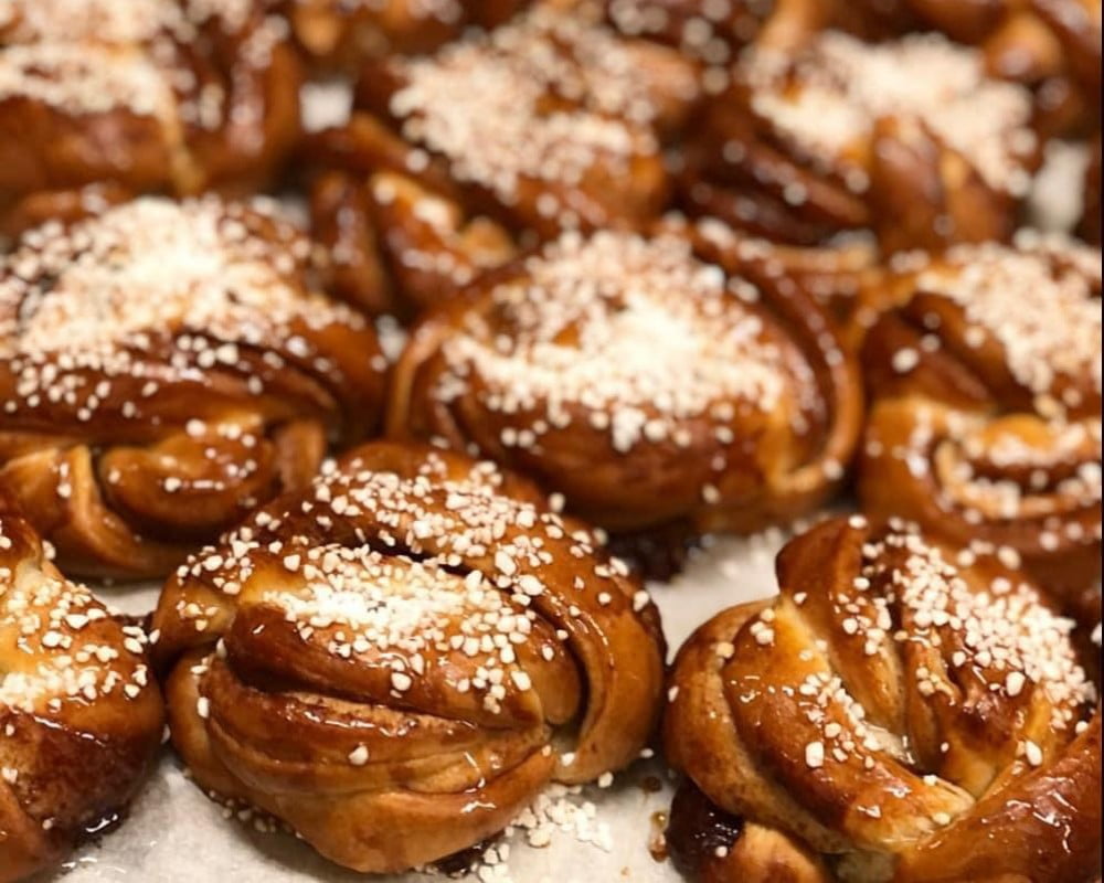 Nybakade bullar och frukost